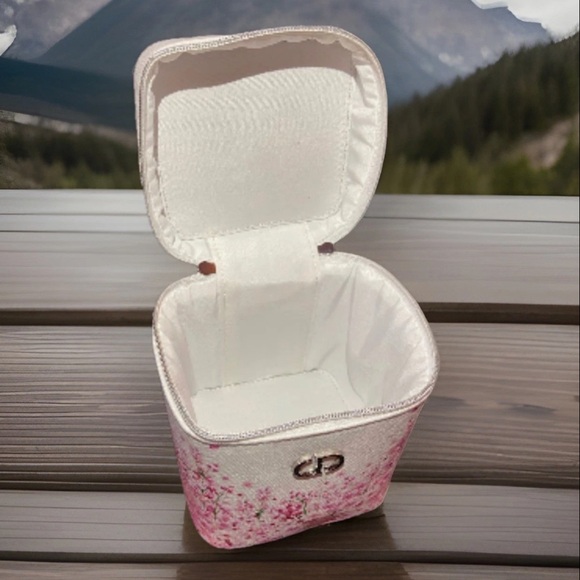 Christian Dior Beauty NIB White Vanity 2021 Limited Edition pink Floral Bag - Picture 7 of 10
